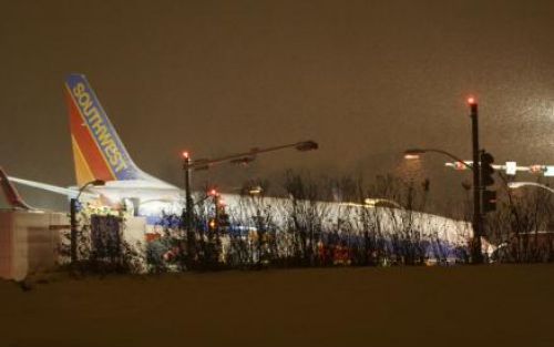 CHICAGO - Een vliegtuig van Southwest Airlines is donderdagavond (plaatselijke tijd) op Midway Airport in de Amerikaanse stad Chicago tijdens een sneeuwstorm van de landingsbaan gegleden en op een kruispunt terechtgekomen. Het toestel doorboorde een hek e