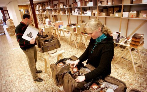 ACHTERBERG â€“ Nadat zijn supermarkt een paar jaar geleden te weinig omzet draaide, richtte A. Koster zich definitief op de kerstpakketten. Koster Special Gifts, zo heet het in de sfeervolle entree van de winkel naast zijn huis. Van juli tot september sta