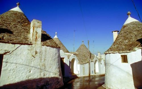 Trulli in ApuliÃ«. Sommige van de huisjes in het Italiaanse gewest zijn ingericht als souvenirwinkeltje, andere als hotel of bar. Foto Nationaal Italiaans Verkeersbureau ENIT