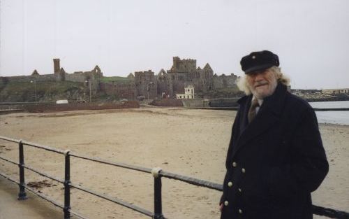 Oud zeevaarder George Kayla, met op de achtergrond het kasteel van Peel. „Van computers weet ik niks, maar een historisch verhaal kan ik altijd wel vertellen.” Foto Henk Heiden