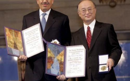 Directeur El Baradei (l.) van het Internationaal Atoomenergie Agentschap (IAEA) heeft zaterdag in de Noorse hoofdstad Oslo de Nobelprijs voor de Vrede in ontvangst genomen. Foto EPA