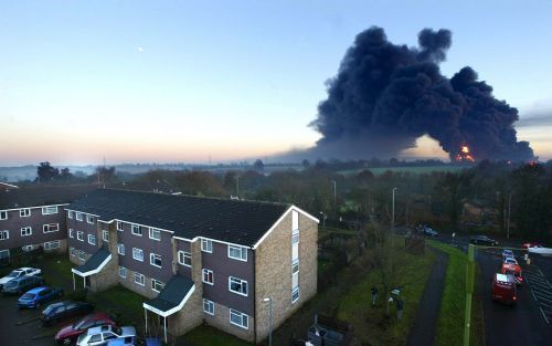 HEMPSTEAD - Overzicht van het gebied rond Hempstead, in het Engelse district Hertfordshire, waar gisteren een oliedepot explodeerde. Hoewel er daarvoor nog geen aanwijzingen zijn, wordt rekening gehouden met een terroristische aanslag. Foto EPA