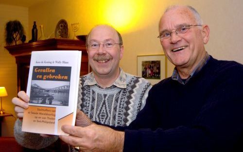 THOLEN â€“ Kees de Koning (l.) en Wally Blaas, auteurs van het boek ”Gevallen en gebroken”, over de geschiedenis van Tholen tijdens de Tweede Wereldoorlog. - Foto Con Clasquin