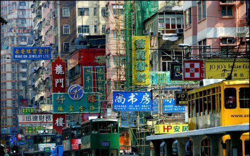 HONGKONG â€“ Minister Brinkhorst van Economische Zaken heeft maandag op de eerste dag van de WTO handelsconferentie in Hongkong verklaard dat de EU meer in het offensief wil gaan. - Foto EPA