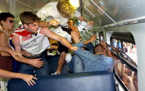 SIDNEY â€“ Australische jongeren vallen een man met een Arabisch uiterlijk aan in een trein op het station in Cronulla Beach, de welvarende wijk in het zuiden van het Australische Sydney. Foto AFP