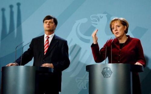 Premier Balkenende en de nieuwe Duitse bondskanselier Merkel in gesprek met journalisten.Balkenende heeft dinsdag tijdens zijn eerste officiÃ«le bezoek aan Merkel, geprobeerd begrip te kweken voor de Nederlandse wens korting te krijgen op de verplichte co