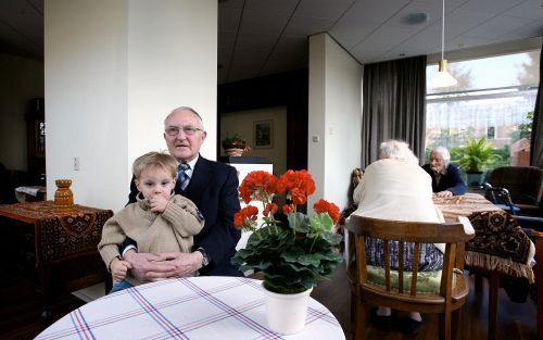 DOORN â€“ Marinus Boogaard (81) met zijn kleinzoon. Bogaard viert donderdag dat hij zestig jaar in de zorg werkt. Foto RD, Henk Visscher