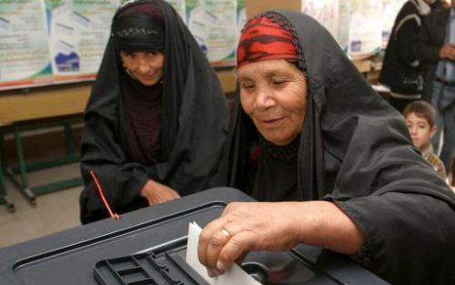 Irakese vrouw brengt haar stem uit in Mosul, Noord-Irak. - Foto EPA