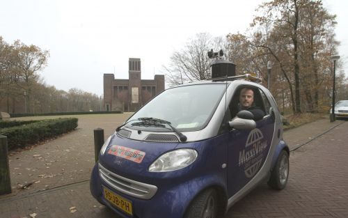 OUD GASTEL â€“ Een roterende camera â€“13 miljoen pixelsâ€“ op het dak van de blauwgrijze Smarts van MaxiView legt complete gemeenten vast op de gevoelige plaat. Directeur Carel Roovers: „Onze concurrent fotografeert met Ford Ka’s. Wij kozen voor de smart