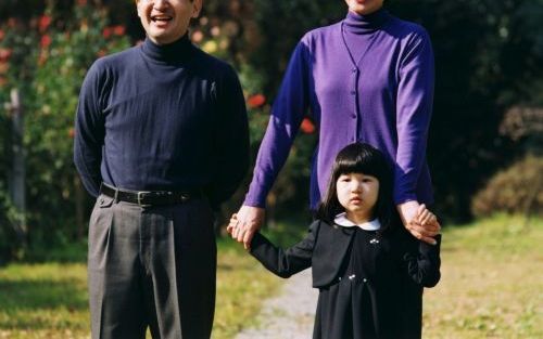 De Japanse kroonprins Naruhito, zijn vrouw Masako en hun 4-jarige dochter Aiko in de tuin van hun residentie in de hoofdstad Tokio. Foto EPA