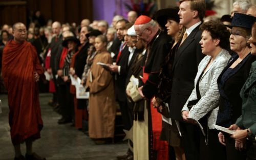 UTRECHT â€“ Koningin Beatrix met prins Willem Alexander en prinses Máxima donderdag in de Domkerk tijdens de multireligieuze bijeenkomst ter gelegenheid van het zilveren regeringsjubileum van de koningin.Foto ANP