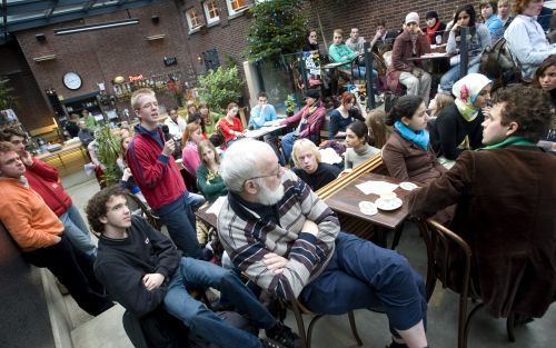 UTRECHT â€“ In het Louis Hartlooper Complex in Utrecht had vrijdagmiddag een jongerendebat plaats over religie in de samenleving. „Het is van belang dat jongeren elkaars culturen en achtergronden leren kennen om bestaande vooroordelen door te kunnen prikk