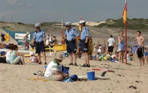 SYDNEY - Het is rustig op het strand van Cronulla. De politie houdt een oogje in het zeil. Foto EPA