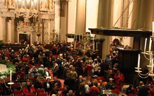 AMSTERDAM â€“ Een afgeladen Westerkerk was zaterdagavond het decor van een massale kerstviering van Tot Heil des Volks. In de pauze was er volop gelegenheid elkaar te ontmoeten en de aankoop te doen van, bijvoorbeeld, een nieuwe cd met liederen van ds. Ja