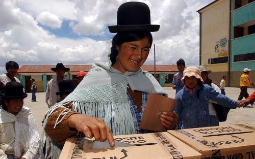 EL ALTO â€“ Een indiaanse vrouw brengt haar stem uit tijdens de presidentsverkiezingen in het Boliviaanse El Alto. Winnaar van de verkiezingen werd de linkse Evo Morales, waarmee Bolivia voor het eerst in zijn geschiedenis een president van indiaanse afko