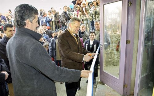 MJORBE â€“ Burgemeester Flamur Sala opent samen met Leen van Dijke (r.) de vernieuwde school. Foto Niek Stam