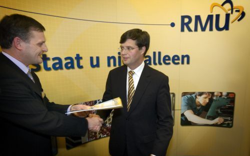 HEDEL â€“ Minister president Balkenende krijgt van RMU directeur P. Schalk de Arbeidsvoorwaardennota 2006. Foto Frank Trommelen