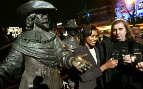 AMSTERDAM - De Amsterdamse wethouder Laetitia Griffith onthulde dinsdag met een van de makers Alexander Taratynov op het Rembrandtplein in de hoofdstad de bronzen Nachtwacht. Foto ANP