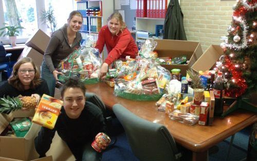 NIJVERDAL â€“ Leerlingen van de Christelijke Scholengemeenschap Reggesteyn in Nijverdal pakken kerstpakketten in. De pakketten zijn donderdag bezorgd bij inwoners van de gemeente Hellendoorn met een minimuminkomen. Foto Dinand Buisman