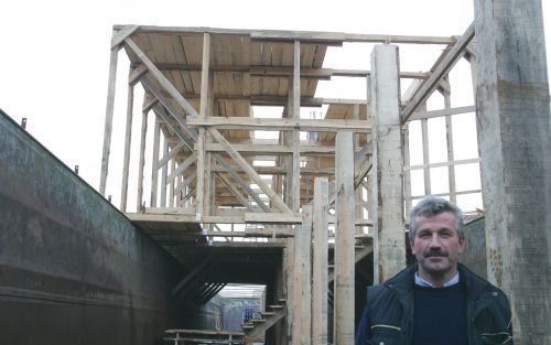 SCHAGEN â€“ Johan Huibers bouwt in het Noord-Hollandse Schagen de ark van Noach na: 9,5 meter breed, 12,9 meter hoog en 70 meter lang. Als basis gebruikt hij een metalen duwbak. Foto Albert Vermeulen