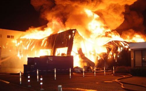 DORDRECHT - Bij een verhuisbedrijf aan de Daltonstraat in Dordrecht woedt vrijdagmorgen een grote uitslaande brand. Foto ANP