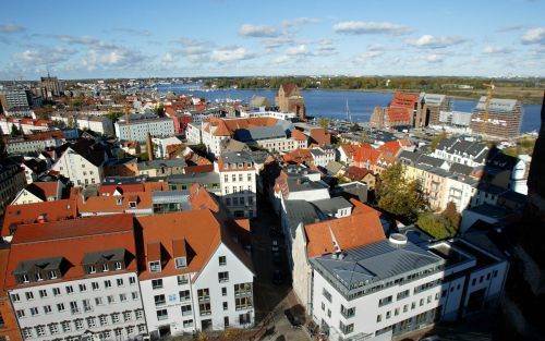 De Duitse Hanzestad Rostock, gezien vanaf de 117 meter hoge toren van de Petrikerk. Foto’s RD, Anton Dommerholt