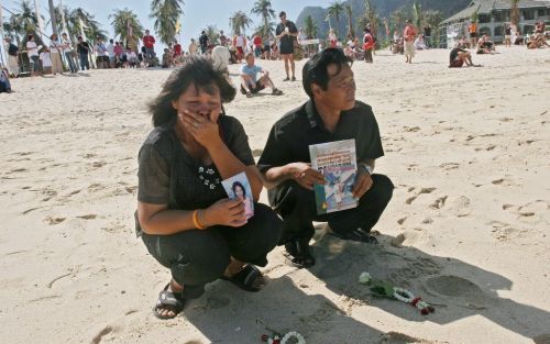 KOH PHI PHI - Een Thais echtpaar rouwt maandag op het strand van Koh Phi Phi om hun dochter die door de vloedgolf een jaar geleden is omgekomen. Foto EPA