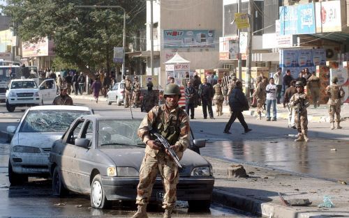 BAGDAD â€“ Na de verkiezingen van twee weken geleden was het even rustig in Irak, maar maandag was Bagdad weer het toneel van een zelfmoordaanslag. Bij diverse geweldsuitbarstingen kwamen zondag achttien en gisteren twintig mensen om het leven. Foto EPA