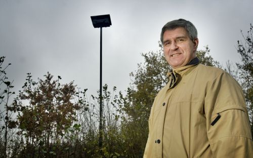 DONGEN â€“ Piet Rullens voor de torenvalknestkast achter in zijn tuin. In de kast zijn twee camera’s aangebracht, waardoor de hele wereld via internet in de kast kan kijken. Foto Frank Trommelen