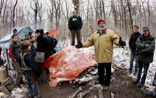 SCHINVELD â€“ Ongeveer 200 mensen bezochten dinsdag een open dag van het basiskamp van activisten van GroenFront! in de bossen bij Schinveld. Enkele tientallen burgers kregen een training in geweldloos verzet tegen de voorgenomen kap van de bomen. Het bos