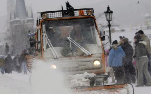 PRAAG - Een sneeuwschuiver probeert de weg begaanbaar te maken in Praag. Foto EPA