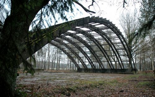 VENLO â€“ Een betonnen bogenhangaar is een van de grootste nog bestaande delen van de voormalige Fliegerhorst Venlo. Stukken muur en beton herinneren aan wat ooit een van de machtigste Duitse oorlogsvliegvelden was. Na de jaarwisseling krijgt de resten ee