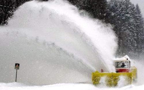 POTUCKY - Een sneeuwschuiver verwijdert sneeuw van de rails nabij Potucky in TsjechiÃ«. Foto EPA