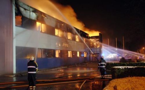 HEERENVEEN - Een wasserette aan de Leeuwarderstraatweg in Heerenveen is donderdagavond volledig uitgebrand. Foto ANP