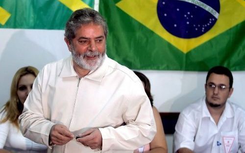 RIO DE JANEIRO â€“ President Luiz Inacio Lula da Silva van BraziliÃ« brengt zijn stem uit bij een referendum over wapenbezit, najaar 2005. De Brazilianen zijn ontnuchterd over de loos gebleken linkse beloften. Foto EPA