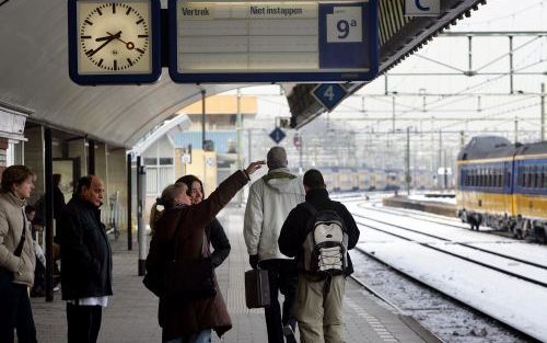 ROTTERDAM â€“ Het gaat de goede kant uit met de spoorwegen. Afgelopen jaar vervoerde de NS ruim 4 procent meer reizigers dan in 2004. Foto ANP