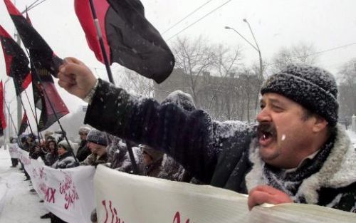 KIEV - OekraÃ¯ners demonstreren voor de Russische ambassade in Kiev. Foto EPA