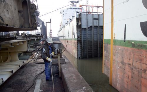 VLAARDINGEN â€“ Een uniek schouwspel op de werf van Damen Shipyard in Vlaardingen. De Fowairet, het containerschip dat in september op de Westerschelde aan de grond liep, is doormidden gezaagd. Het zwaar beschadigde middendeel is verwijderd. Momenteel wor