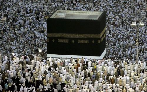 MEKKA â€“ Moslimpelgrims in gebed rond de kolossale KaÃ¤ba, het heilig dom waar alle moslims zich in hun dagelijkse gebeden naartoe wenden, in de stad Mekka. Inmiddels reisden meer dan 1,3 miljoen moslims vanuit de hele wereld naar Saudi ArabiÃ« voor de j