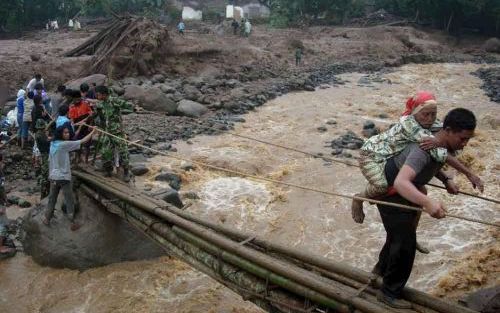 JEMBER â€“ De Zuid-Indonesische eilanden zijn de afgelopen dagen het toneel van verwoestende aardverschuivingen. De modderstromen, die door hevige regenval worden veroorzaakt, hebben in Jember in Oost Java al aan 63 mensen het leven gekost, terwijl nog ti