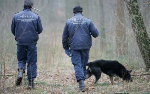 BEEKBERGEN - De politie heeft donderdag in de bossen bij Beekbergen met speurhonden gezocht naar de sinds 17 november vermiste goudhandelaar Henk Wildeman. Foto ANP