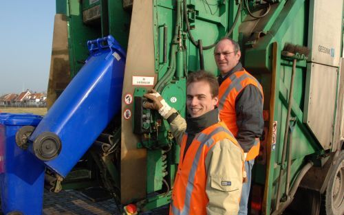 ’s GRAVENPOLDER â€“ Johan Wiskerke (r.) en Paul de Korne uit ’s Gravenpolder trokken er vrijdag op uit, achter de vuilniswagen van het gemeentelijk afvalbedrijf, om oud papier op te halen voor de zendingscommissie van de plaatselijke gereformeerde gemeent