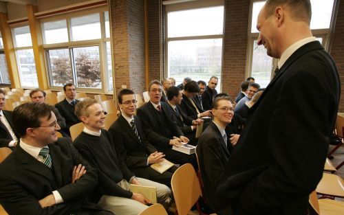 GOUDA â€“ In de aula van het Driestar College te Gouda werd vrijdag de tweede studiedag gehouden voor theologiestudenten die behoren bij de Hersteld Hervormde Kerk. Een van de inleiders was dr. W. van Vlastuin (r.). Hij refereerde over de vraag ”Lijdt de 