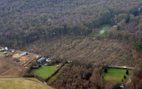 SCHINVELD - Luchtfoto van de kaalslag in het bosgebied bij Schinveld naast de landingsbaan van het vliegveld Geilenkirchen dinsdagmiddag. De ontruiming van de kampementen van de demonstranten is in volle gang. Foto ANP