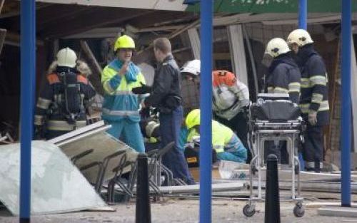 UTRECHT - Door een gasexplosie in winkelcentrum Overkapel aan de Wolgadreef in de wijk Overvecht in Utrecht zijn dinsdagmiddag vier gewonden gevallen, van wie een ernstig. Drie gewonden zijn met ambulances naar het ziekenhuis vervoerd, een derde werd ter 