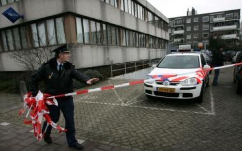 AMSTERDAM - Bij het politiebureau aan de Van Leyenberghlaan wordt de afzetting verwijderd nadat de EOD een kilo springstof uit het buro heeft verwijderd. Het politiebureau in de Amsterdamse wijk Buitenveldert is dinsdagmiddag ongeveer anderhalf uur lang o