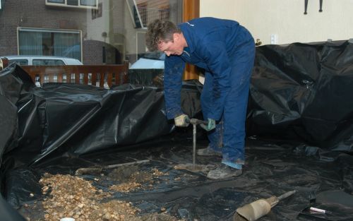 URK â€“ Een medewerker van bodemadviesgroep Wematech doet onderzoek naar de grond onder de woning van Jan en Loes Pasterkamp uit Urk. Daar zit sinds 25 jaar de kankerverwekkende stof perchloorethyleen in de grond, de erfenis van een chemische stomerij die