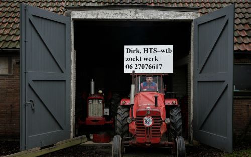 KRAGGENBURG â€“ Werktuigbouwkundig ingenieur D. Piek zoekt werk. Met een flink bord op een trekker laat hij dat weten. Tot nu toe heeft zijn oproep weinig geholpen: nog niemand bood hem een baan aan. Piek zit sinds twee jaar zonder werk. Foto ANP