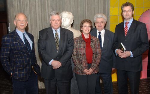 AMSTERDAM â€“ Aan de Vrije Universiteit (VU) in Amsterdam had gisteren een debat plaats over de vraag of het calvinisme een bedreiging of een garantie is voor onze vrijheid. V.l.n.r.: mr. B. de Gaay Fortman, mr. A. Soeteman, mevr. dr. S. C. Bijsterveld, H