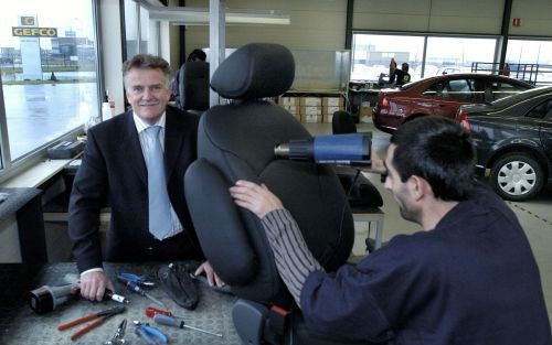 OOSTERHOUT â€“ Bij Gefco Benelux dateert de nieuwste service van mei 2005. Gefco Leather bekleedt auto’s na import met leer. Dat scheelt de klant veel bpm en hij kan uit veertien kleuren kiezen in plaats van uit twee bij de fabrikant. De Gefcogroep zet ja